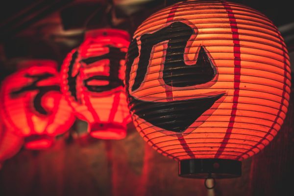 短剧《纸灯行记》风格的动画场景封面，纸灯笼与夜色街道，色彩克制