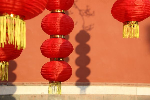 短剧《纸灯行记》风格的动画场景封面,纸灯笼与夜色街道,色彩克制